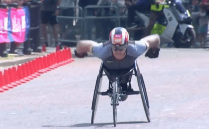 นักกีฬาวีลแชร์วิ่งหนึ่งไมล์ด้วยเวลาไม่ถึง 3 นาที