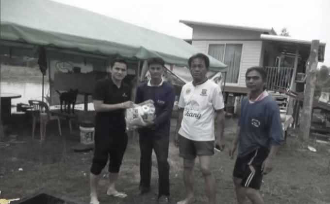 “ซิโก้” ลุยแจกของให้ผู้ประสบภัยน้ำท่วมที่ขอนแก่น