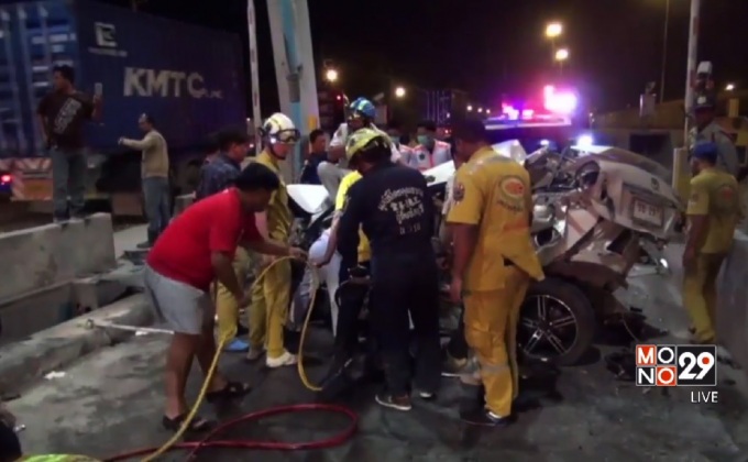 รถยนต์พุ่งชนด่านเก็บเงินเสียชีวิต