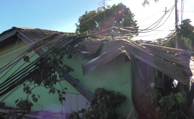 ฝนตกหนักทำให้ต้นโพธิ์ร้อยปีโค่นทับบ้านเรือน