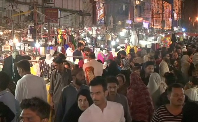 ตลาดในปากีสถานคึกคักก่อนถึงเทศกาลอีดิลฟิฏรี