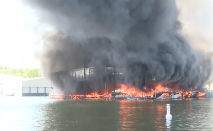 ไฟไหม้อู่จอดเรือในสหรัฐฯ