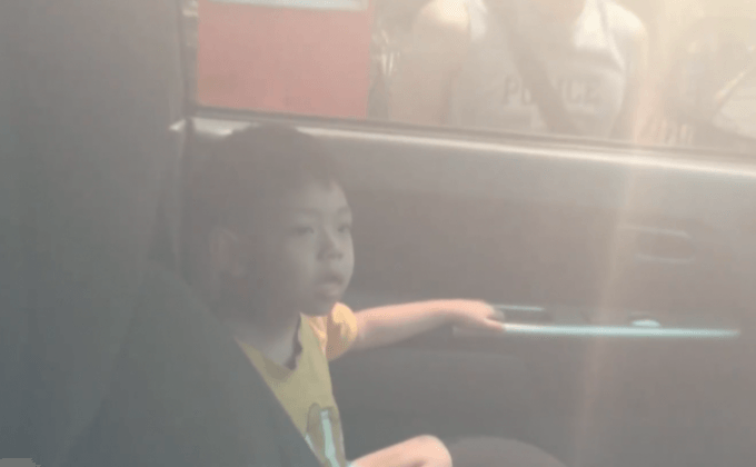 ช่วยเหลือเด็ก 4 ขวบติดในรถยนต์ จ.เชียงใหม่