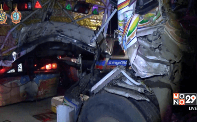 รถพ่วงชนรถบรรทุกแยกไฟแดง จ.ปราจีนบุรี