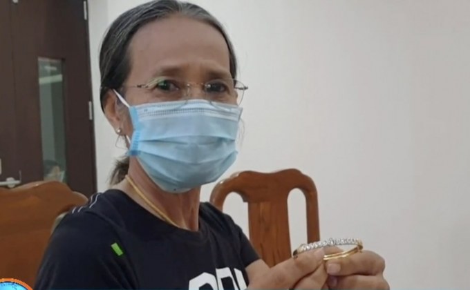 ครูได้กำไลทองฝังเพชรคืนหลังพลเมืองดีส่งให้ไม่ได้เพราะติดเคอร์ฟิว