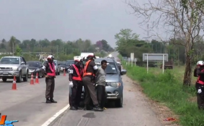 จับชายอ้างเป็น ผช.ผู้ใหญ่บ้าน ขับรถฝ่าด่าน หวิดชน ตร.