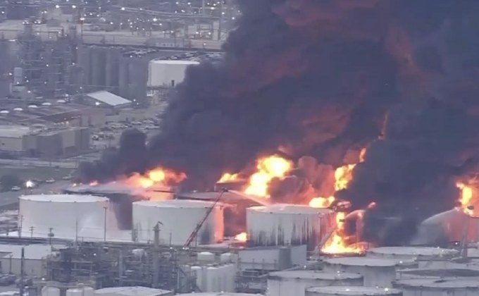 เพลิงไหม้โกดังปิโตรเคมีภัณฑ์ในสหรัฐฯ