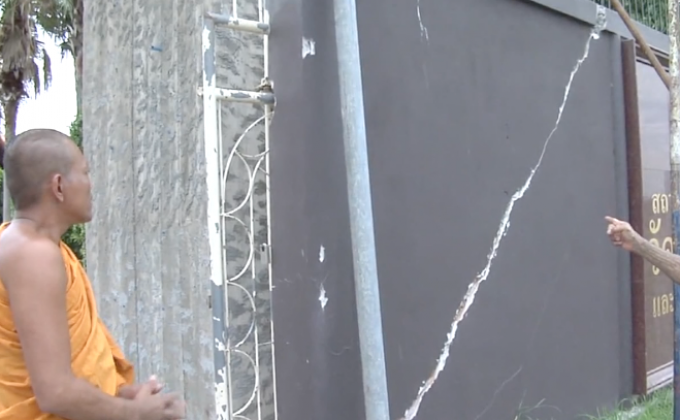 รถบรรทุกชนกำแพงวัดพังเสียหายแล้วหนี