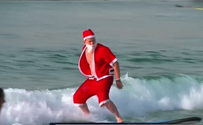 ซานตาคลอสเล่นกระดานโต้คลื่นในออสเตรเลีย