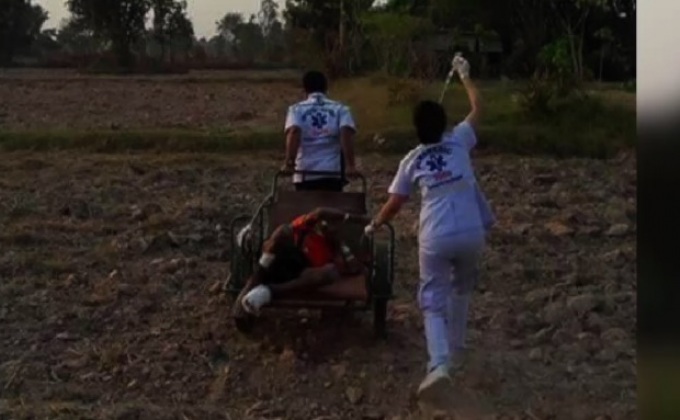 ชื่นชม กู้ชีพ รพ.สุรินทร์ เข็นสามล้อช่วยผู้ป่วยพื้นที่ห่างไกล 