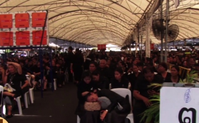 ประชาชนหลั่งไหลสักการะพระบรมศพ