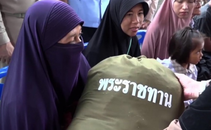 สมเด็จพระเจ้าอยู่หัว ทรงห่วงใยน้ำท่วมใต้ พระราชทานถุงยังชีพ