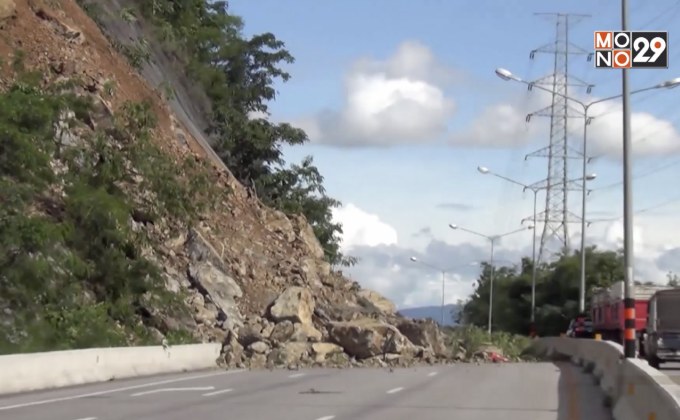 ดินสไลด์จากเขาดอยพระบาทปิดถนนลำปาง-เด่นชัย