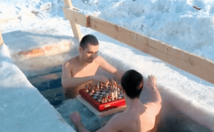 แช่น้ำเย็นเล่นหมากรุกในรัสเซีย