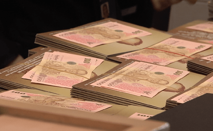 หมดเกลี้ยง ประชาชนแห่แลกธนบัตรที่ระลึก 8 แสนฉบับ