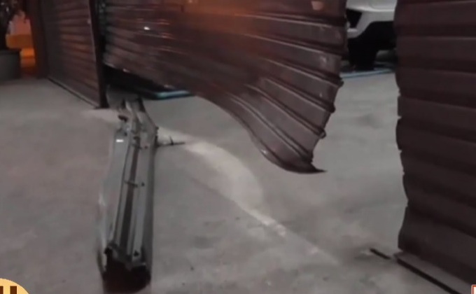 หนุ่มขับรถเสียหลัก พุ่งชนร้านอาหารข้างทาง