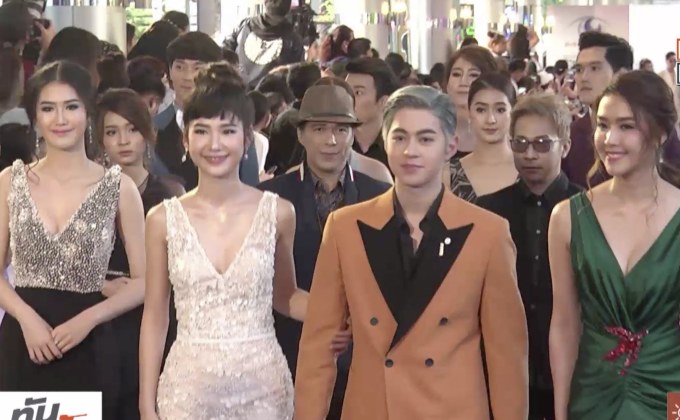 นักแสดง-ศิลปินโมโนฯ เฉิดฉายบนพรมม่วงงานไนน์เอ็นฯ