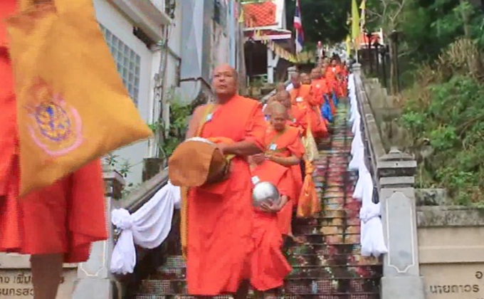 ทั่วไทยตักบาตรเทโวเนื่องในวันออกพรรษา