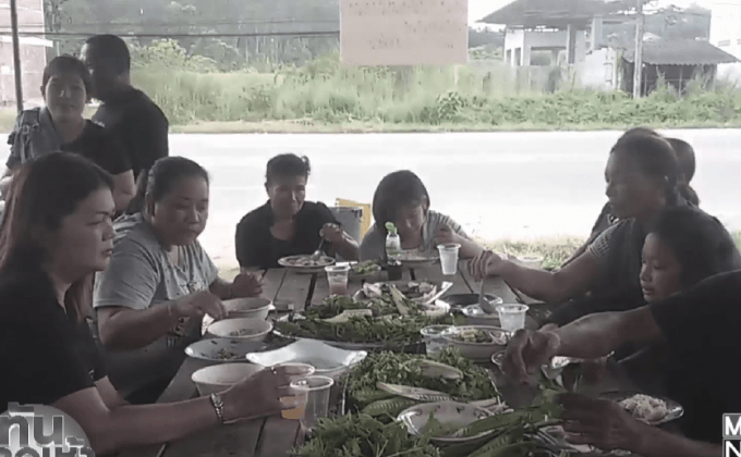 ร้านซื้อของเก่าใจบุญ เลี้ยงขนมจีนน้ำยา-ผัดไทยฟรี!