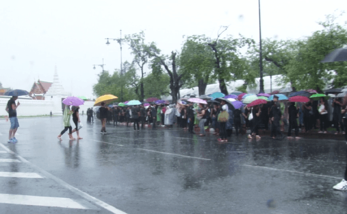 ประชาชนจำนวนมากร่วมถวายอาลัยแม้ฝนตกหนัก