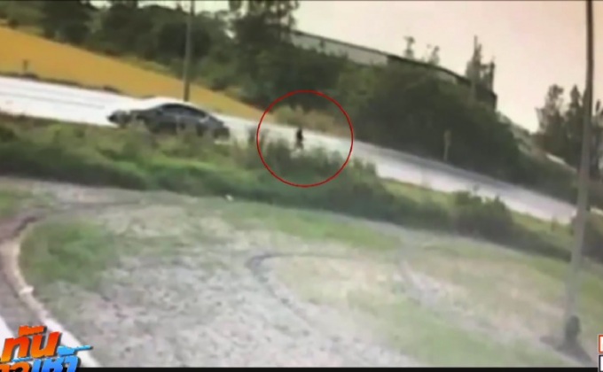 เปิดคลิปวงจรปิด 2 คนร้าย ยิงสาว อบต.บึงชำอ้อ