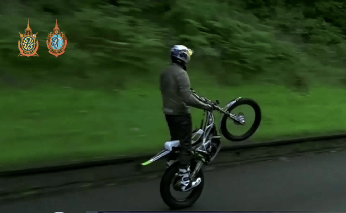 ขี่มอเตอร์ไซค์ยกล้อรอบสนามแข่งบนเกาะ Isle of Man