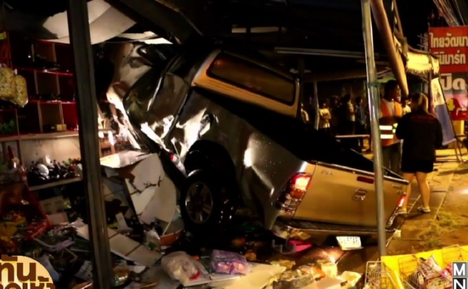 กระบะพุ่งชนมินิมาร์ท 3 พ่อ-แม่-ลูก รอดตายปาฏิหาริย์