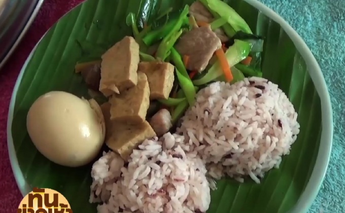 ร้านข้าวแกงกลัวรวย  ขายจานละ 15 บาท