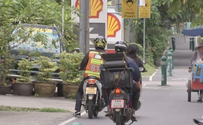 พบผู้ฝ่าฝืนขับขี่บนทางเท้าเดือนเดียว 4 ล้านคัน