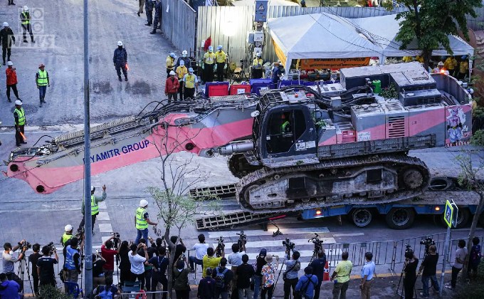 พี่ยักษ์มาแล้ว! แบคโฮใหญ่ที่สุดในไทย ลุยรื้อถอนตึกสตง. มุ่งเป้าบันไดหนีไฟ คาดพบผู้สูญหายเพิ่ม