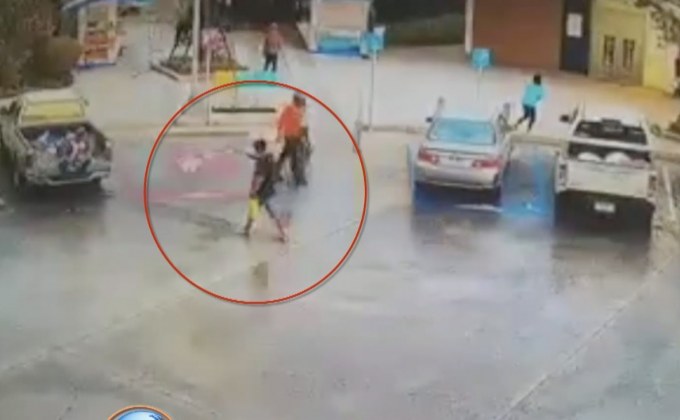 ชายคลั่งควงมีดดาบไล่ฟันทั่วเมือง