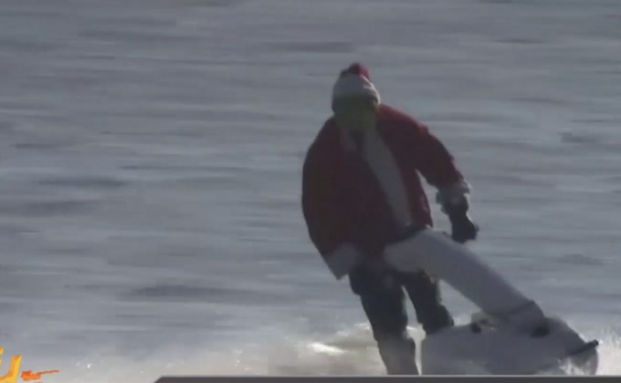 ​“กริ๊นช์” โชว์ลีลาเจ็ตสกีแย่งซีน “ซานตาคลอส”