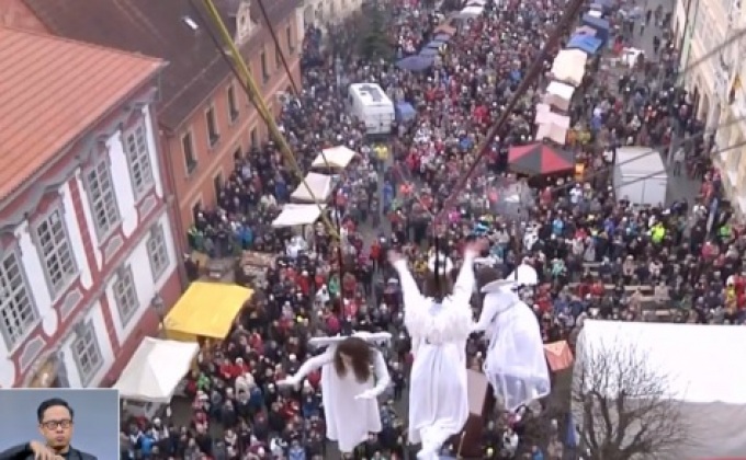 นางฟ้าโรยตัวเปิดตลาดคริสต์มาสในเช็ก