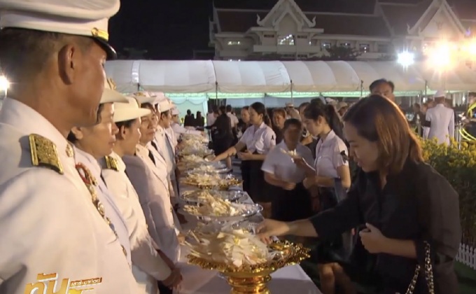 ปชช.ร่วมวางดอกไม้จันทน์ กว่า 19 ล้านคน