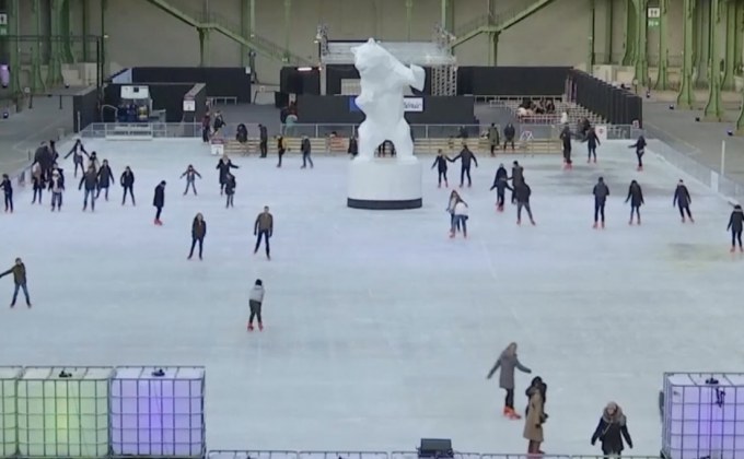 ลานสเก็ตน้ำแข็งในร่มขนาดใหญ่สุดกลางกรุงปารีส