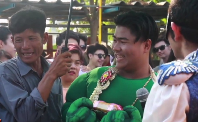 ฮือฮาทั้งเมือง เจ้าบ่าวแต่งชุดฮัลค์ ยกขันหมากขอสาว