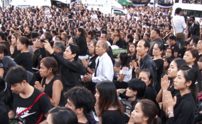 พสกนิกรร่วมอาลัย-ก้มกราบขบวนพระบรมศพ