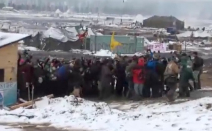 ผู้ประท้วงโครงการท่อส่งน้ำมันในสหรัฐฯ ย้ายออกจากที่พัก