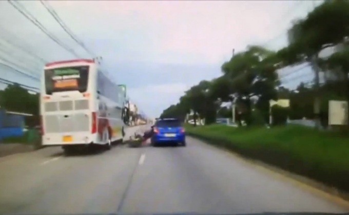 รถยนต์เบียด จยย.ล้มหวิดถูกรถทัวร์ทับ