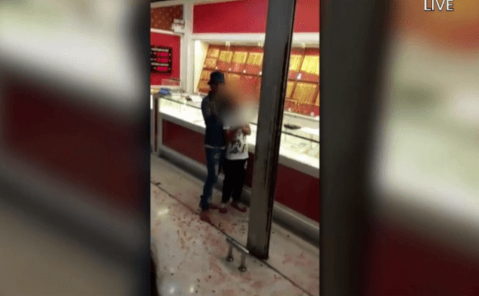 จี้เด็กเป็นตัวประกันหวังชิงทองในห้างดัง จ.นนทบุรี