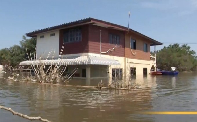 น้ำมูล จ.อุบลฯ ลดลงต่อเนื่อง ชาวบ้านร้องน้ำเริ่มเหม็น