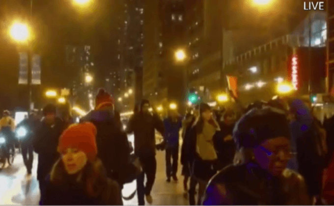 ประท้วงตำรวจยิงวัยรุ่นผิวสีในสหรัฐฯ