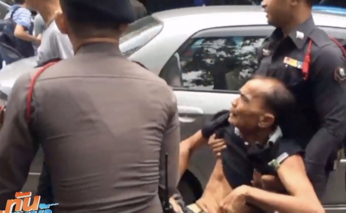 ระทึก! ลุงคว้าผ้าขาวม้าผูกคอหน้าทำเนียบฯ