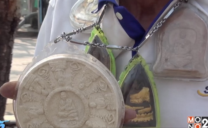 ฮือฮา พนักงานกวาดถนน ห้อยพระหนักกว่า 1 กก.