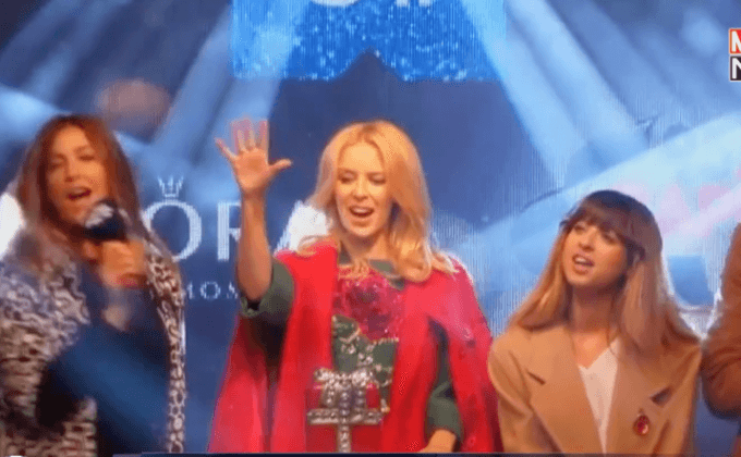 ไคลี มิน็อก เป็นตัวแทนเปิดไฟคริสต์มาสในอังกฤษ