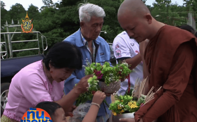 พุทธศาสนิกชนร่วมทำบุญ แห่เทียนพรรษาชื่นมื่น