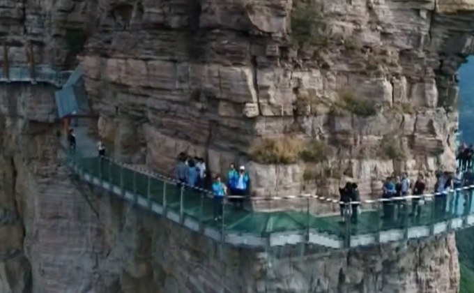 ทางเดินกระจกเลียบหน้าผาสุดหวาดเสียวในจีน