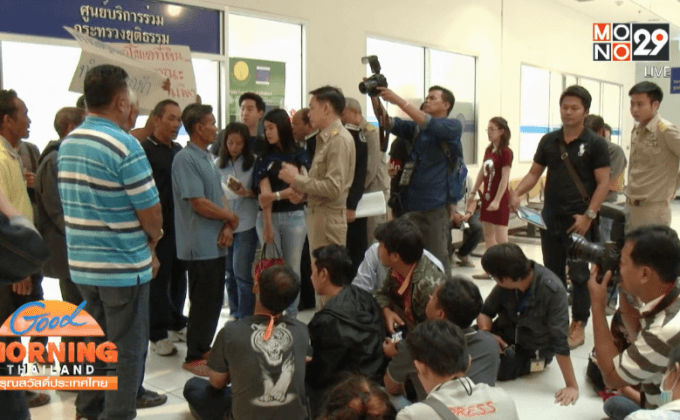 ชาวบ้านหินเพิงร้องฟาร์มโชคชัยปิดทางเข้าหมู่บ้าน