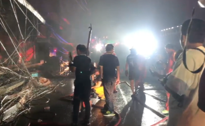 ไฟไหม้สายไฟฟ้าก่อนลามเข้าอาคารย่านห้างดัง