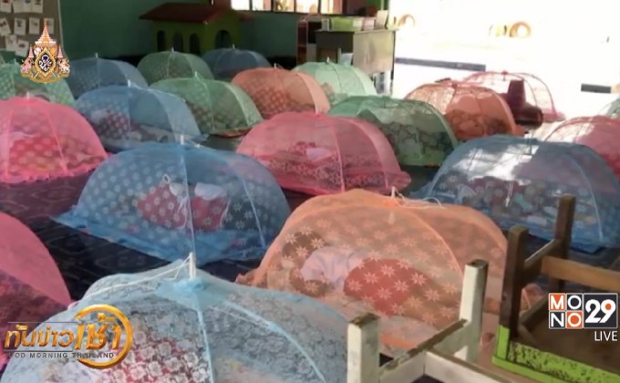 กางมุ้งให้นักเรียนป้องกันยุงลาย
